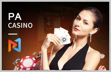 Bàn chơi casino với chip và bài